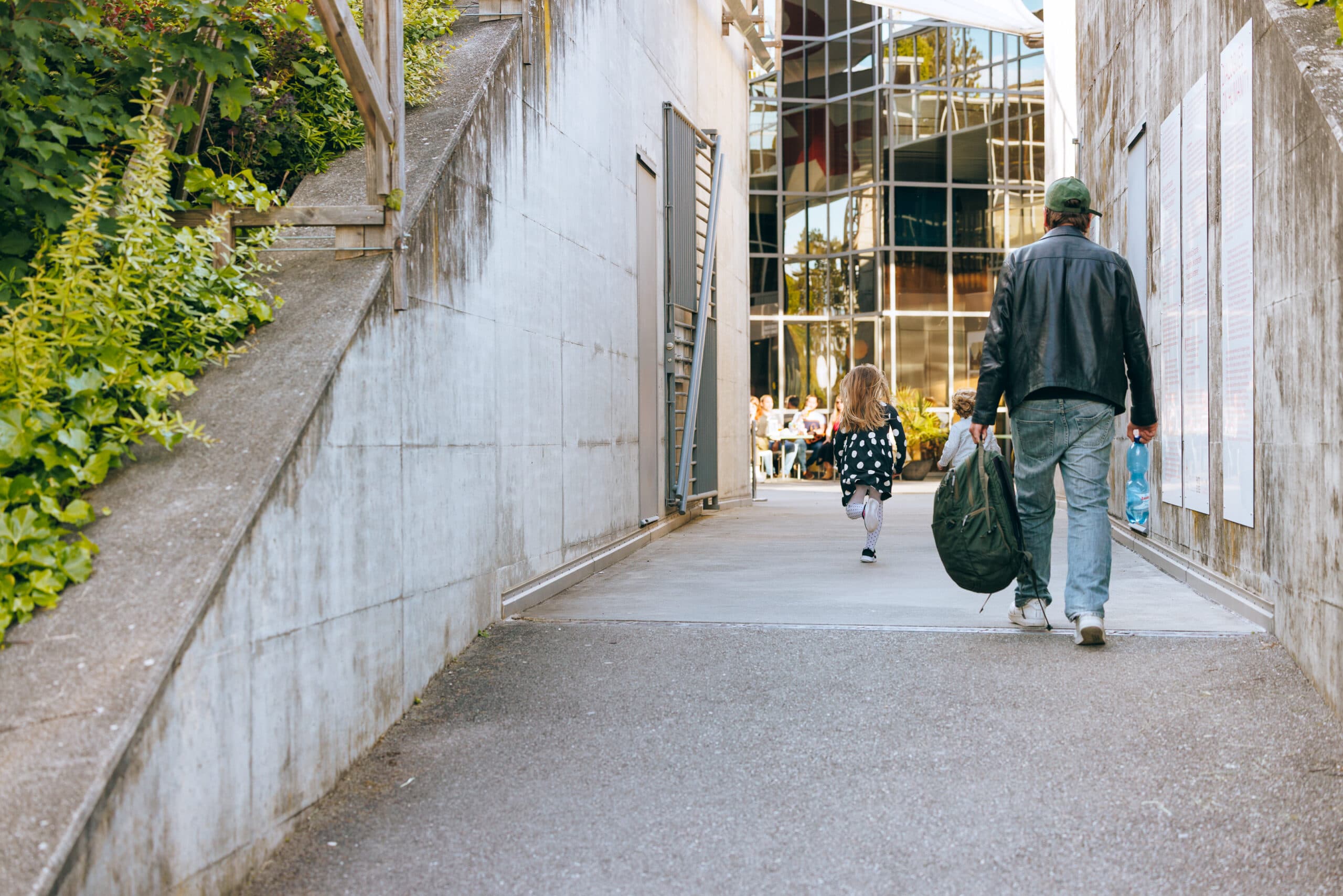Un homme accompagné de sa fille se rendant au musée.