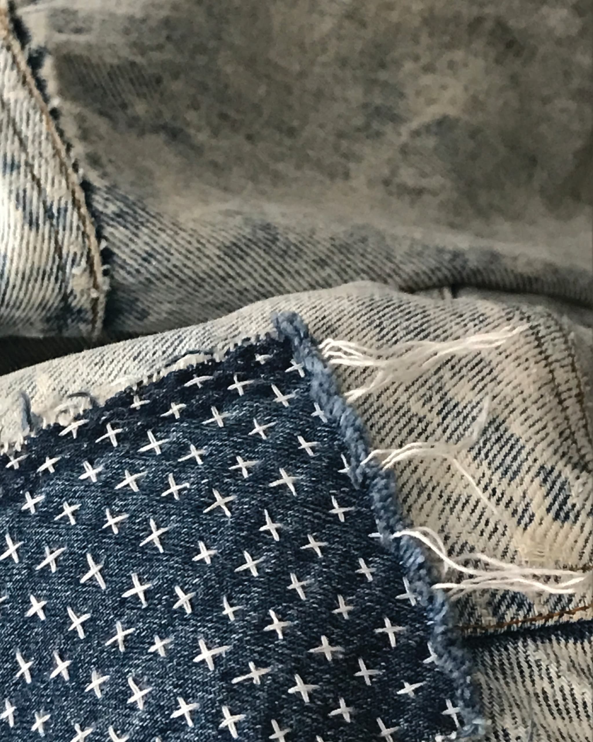 Échantillon de denim avec des points de broderie en croix