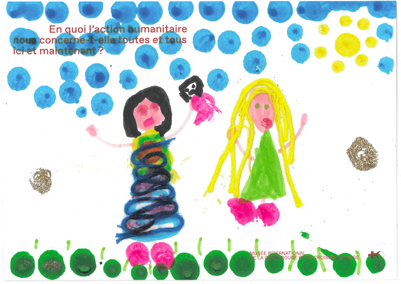 Dessin d'enfant sur une carte postale représentant deux personnes, l'une aux cheveux courts et noirs et l'autre aux cheveux longs et jaunes. Des points verts sont au bas de la carte ainsi que des points bleus pour le ciel et un soleil en haut à droite.