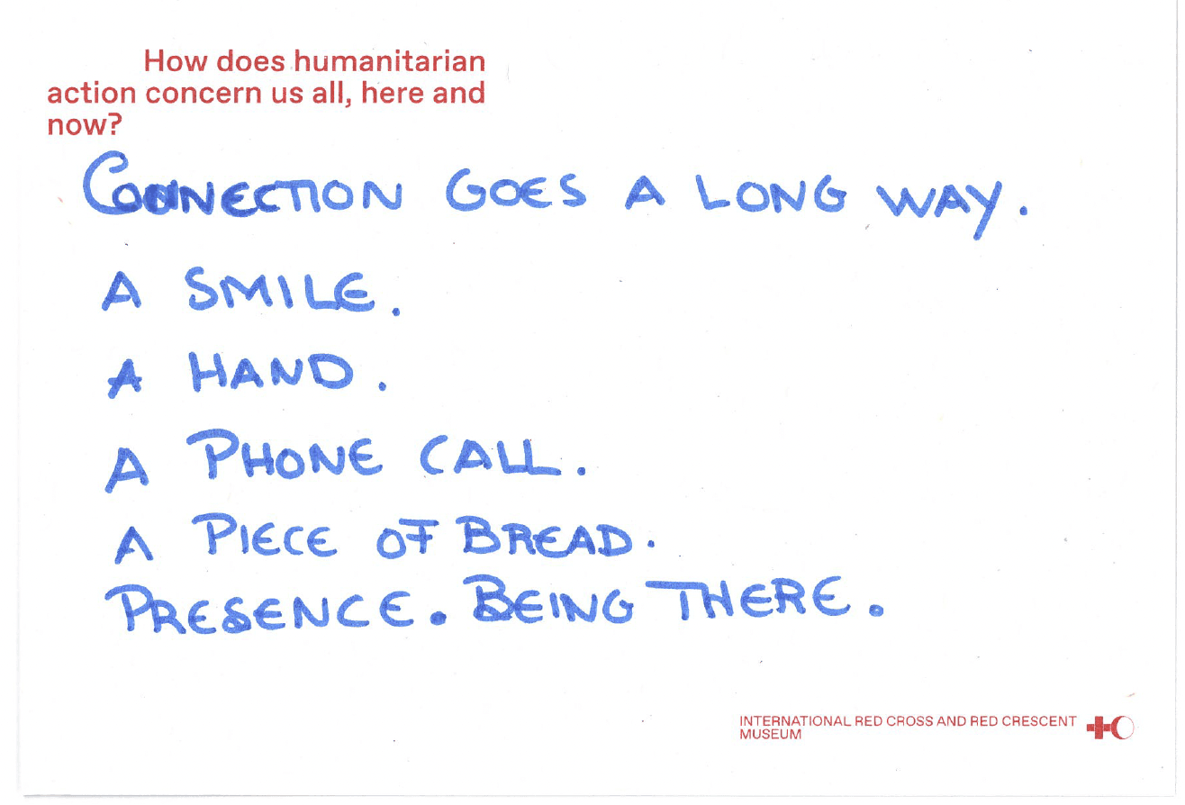 Un texte en anglais écrit sur une carte postale disant: "Connection goes a long way. A smile. A Hand. A Phone call. A piece of bread. Presence, being there."