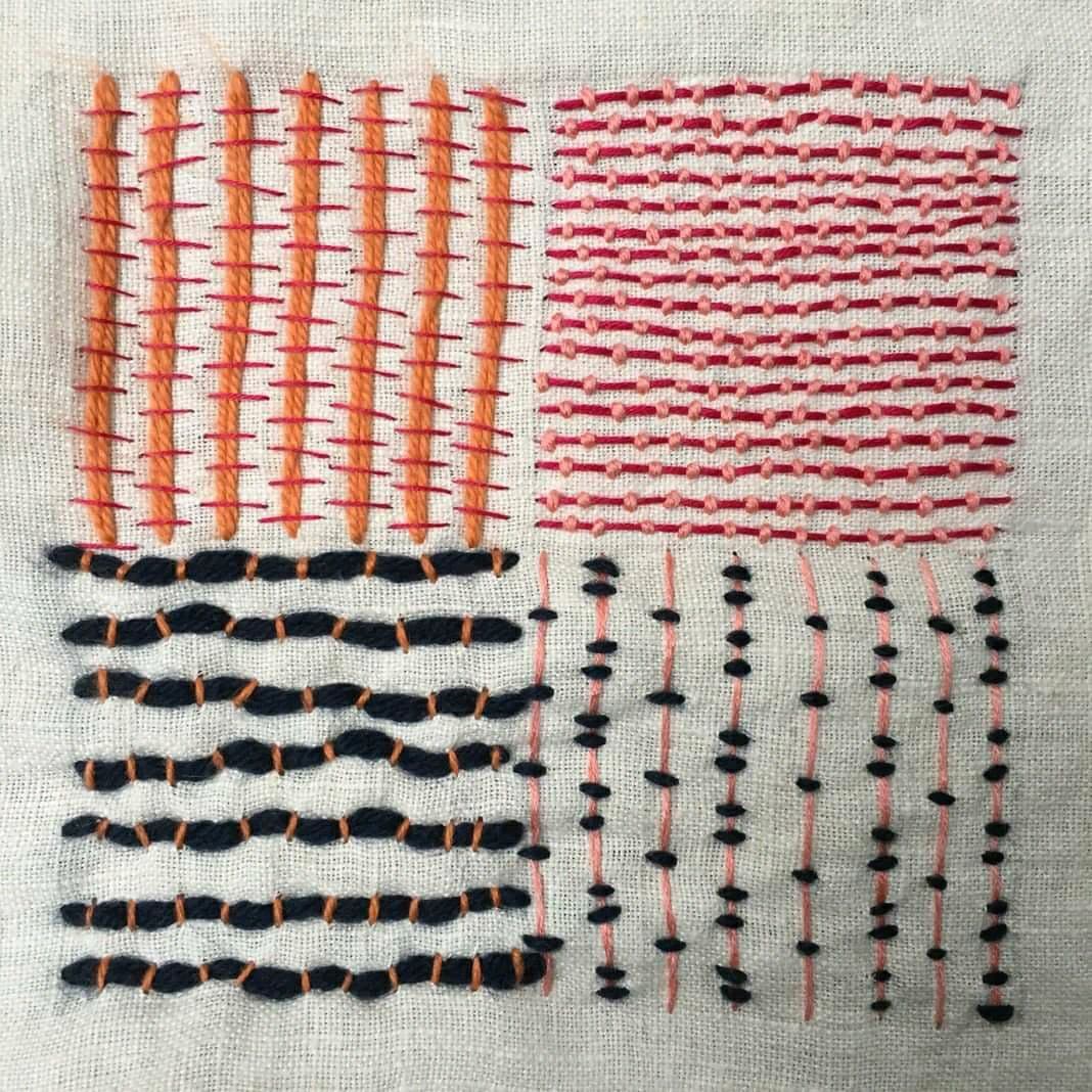 Carré divisé en quatre sections présentant différents types de points de broderie ou de couture réalisés avec des fils colorés sur tissu blanc. »