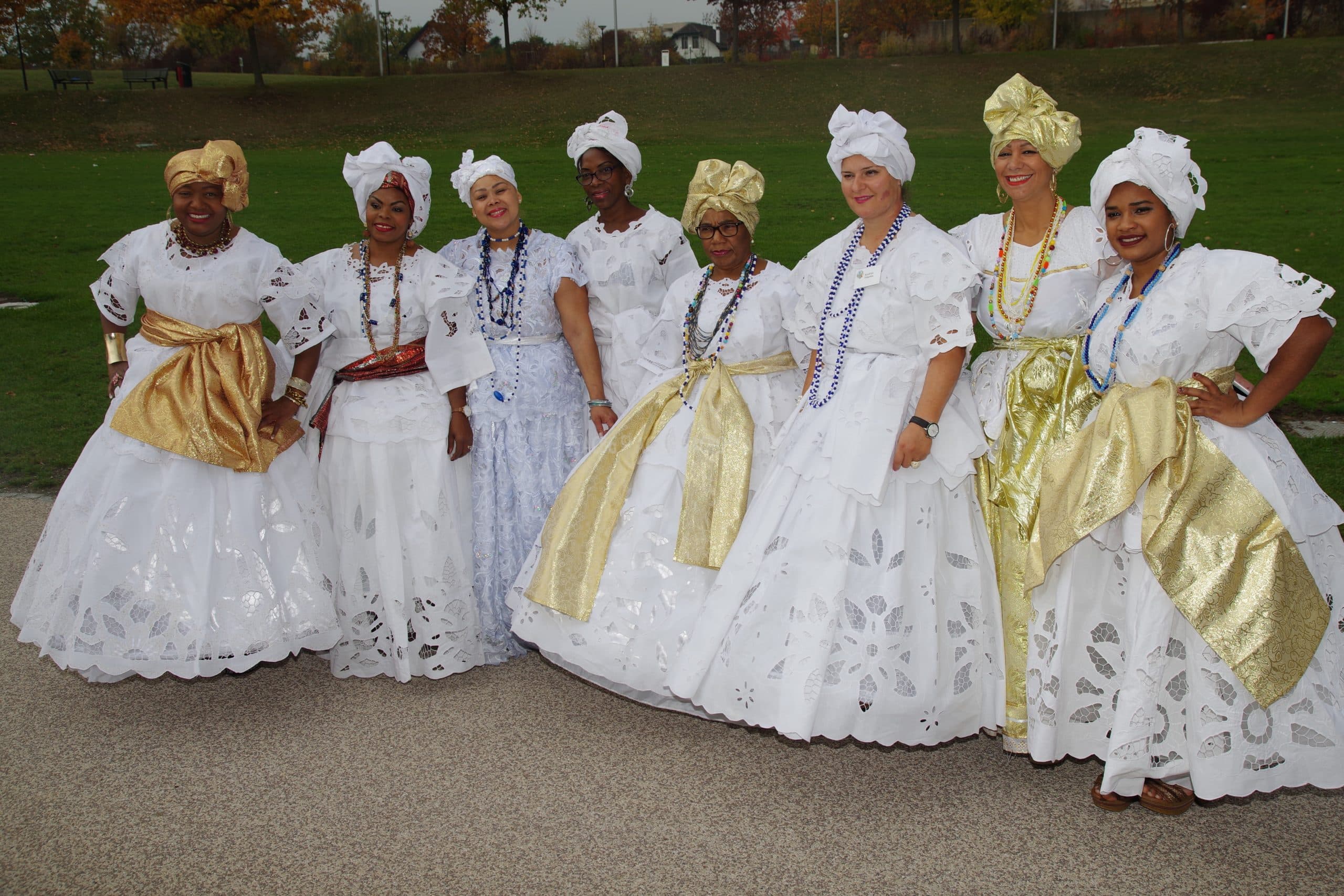 Un groupe de femmes habillées avec des robes blanches v