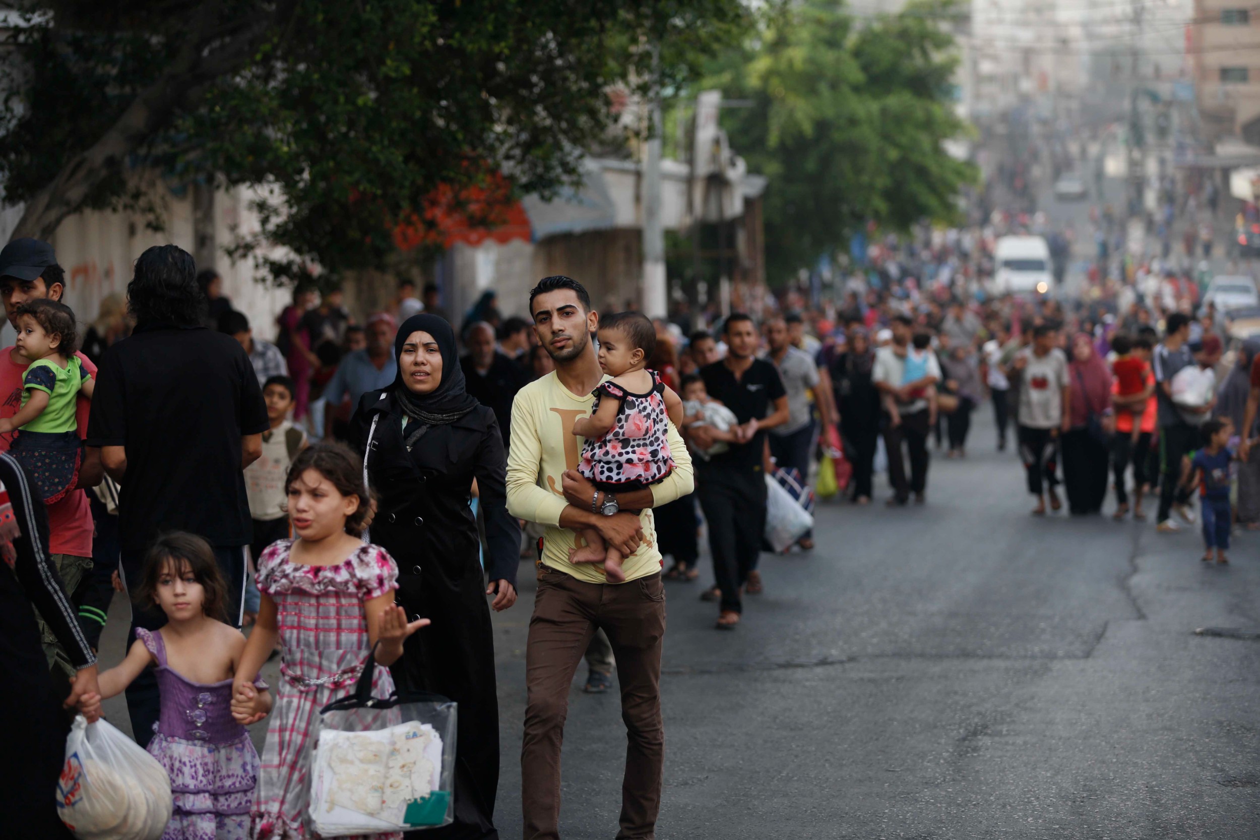 Des civils fuient leur domicile